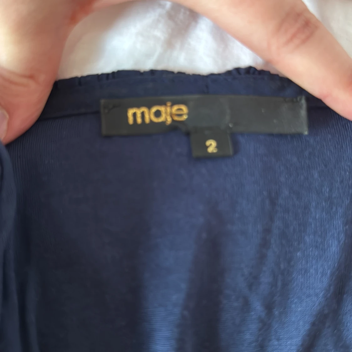 Marinblå plisserad klänning från Maje - 3