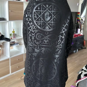 Svart hoodie - Typ aldrig använd hoddie i storlek M. Väldigt fin och stor/lång