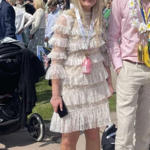By Malina Carmine Dress - Superfin vit kort spetsklänning  från By Malinamed massor av volanger och transparenta partier. Klänningen har höghalsad krage, trekvartsärm och är täckt av lager på lager med spets. Perfekt för student eller sommarens alla tillfällen! Klänningen är endast använd 1 gång🥰ny pris 2800. Strl S men skulle säga att den sitter mer som XS