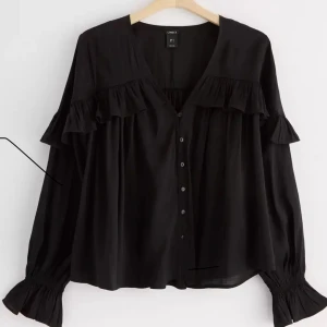 Slutsåld volangblus - Denna svarta superfina blusen i storlek XS kommer från Lindex och är helt slutsåld! Jag fick denna tröjan men den är tyvärr lite för kort på mig och säljer därför den, nypris är 400!