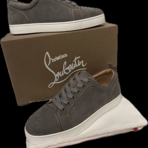 Louboutins  - Säljer nu dessa sprillans nya louboutinsen. De är i strl 42. Du får med allt som visas på bilderna dvs skor, dustbag, box osv. Mer loubs finns i min profil. Bara att skriva ett DM vid intresse!