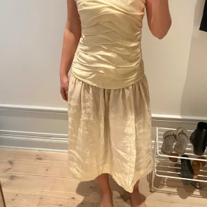 Champagnefärgad axelbandslös klänning Zara - Otroligt fin klänning! Har klänningen i både S och M. Ordinarie pris 859kr   Aldrig använda. Lapp finns kvar