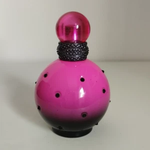 Britney Spears Rocker Femme Fantasy parfym - Säljer en limited edition Rocker Femme Fantasy Eau de Parfum 50ml från Britney Spears. Mer än hälften finns kvar (se sista bilden). The composition opens with sweet aromas of blackberry liqueur and coconut cream. Flowers of violet, gardenia and jasmine are in the heart of the perfume. Oriental, musk, cashmere and vanilla provide lasting finish.