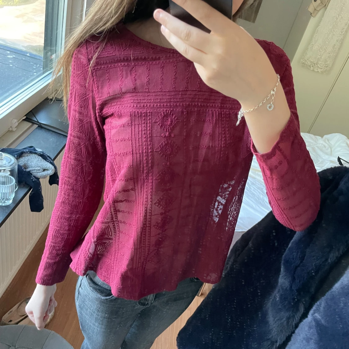 Vinröd blus med strukturmönster och knut där bak💗