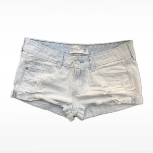 Ljusblå lowrise shorts från Abercrombie & Fitch - Ljusblå/lightwashed snygga shorts strl: W27 med revor från Abercrombie & fitch 💗 Modell ”low rise short”. ‼️ MÅTT ‼️ Midjemått rakt över (platt): ca 40cm Längd: ca 24cm.                                        