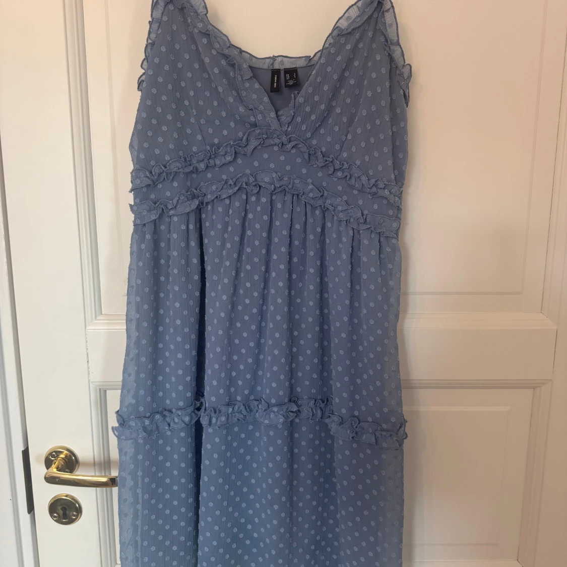 Blå klänning med volanger