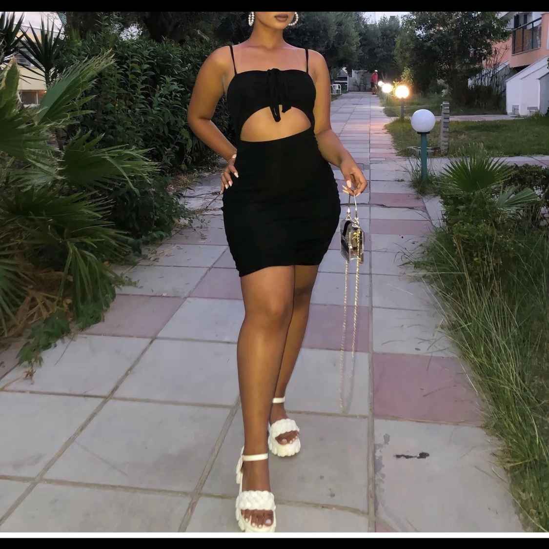 Svart cut-out kort klänning