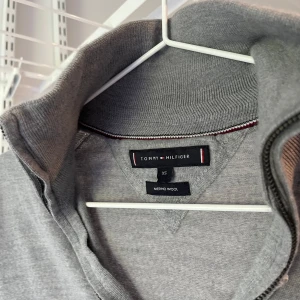 Merinoull tröja - Half Zip tröja i Merinoull från Tommy Hilfiger! Mycket fint skicka 