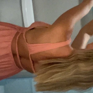 Persikofärgad klänning - Säljer min super söta klänning från forever 21, storlek S. 150 kronor inklusive frakt 🥰