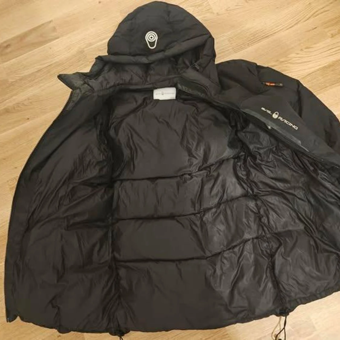 Svart dunjacka Sail Racing med huva - 3