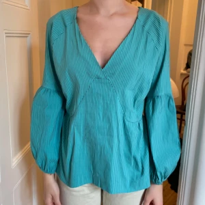 Turkosrandig blus💚🩷 - Så fin blus, storlek S/M