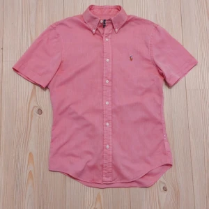 Rosa kortärmad skjorta Ralph Lauren S - Snygg kortärmad rosa skjorta från Ralph Lauren i slim fit-modell. Perfekt inför sommaren  