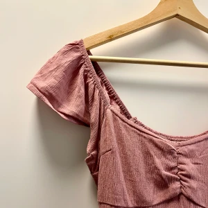 Klänning - Den finaste midi sommarklänningen från Hollister i storlek S. Så smickrande och vacker på. Endast testad. 🌸