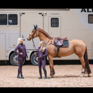 ZacZezz ridkläder  - Svart sip-up från ZacZess, ett par tränings byxor och ett par lila oanvända zaczess ridbyxor( helt nya).  SISTA KVAR! Paketpris går att få.