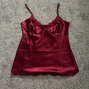 Vinröd satin linnetopp med spets - Ett jättefint pyjamasset från en butik nere i Göteborg men har glömt bort namnet, aldrig använt och i jättebra skick🥰