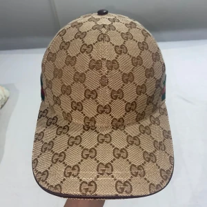 Gucci keps - Säljer beige Gucci keps 🧢 – helt ny, aldrig använd ❗ Formad för dig på köpet ✔️ slipp fixa själv Kolla bilderna noga innan du köper 📸 och nöj dig med dom – inga returer ❌  Frakt inom 24h ✉️⏱️ Skicka DM vid intresse 💬  Lyxig & clean look ✨ – perfekt till sommaren ☀️  Snapback / Adjustable ⚙️  Beige – stilren & trendig ⚡  ⚠️ Först till kvarn ⚠️ ‼️ Endast seriösa köpare ‼️