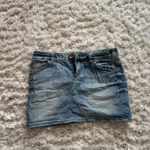 Mini denim skirt - Säljer denna så snygga jeanskjol. Mått: längd 33cm, midja 37cm