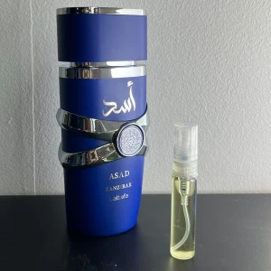 Lattafa Asad Zanzibar sample - En perfekt sommarparfym från lattars som är inspererad av jpg le beau. Samplen innehåller 5 ml och har ungefär 75 sprays. Perfekt till dig som bara vill testa eller ha en sommarparfym. Skriv vid mer frågor🔥