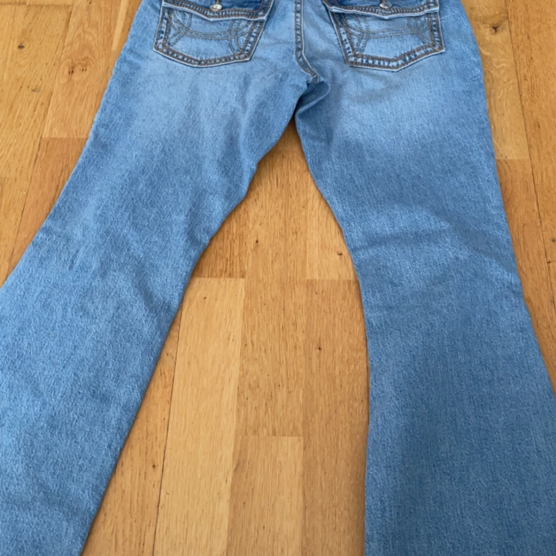 Ultra low bootcut jeans med slitningar - 1