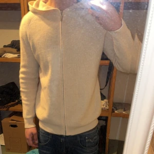 Merino ull hoodie - Säljer nu denna sköna hoodien inför lite kylligare sommarkvällar|| stlk m passar s|| skick 10/10|| använd fåtal gånger|| vid frågar är de bara att höra av sig!