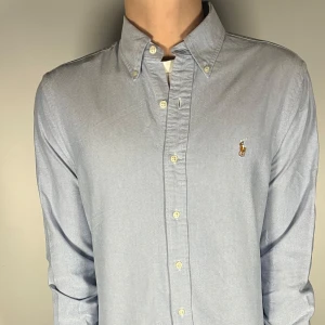 Ralph lauren skjorta  - En riktig snygg och trendig Ralph lauren skjorta i fint skick,  storlek M, slimfit, vid frågor är de bara att skriva // Gramenti 