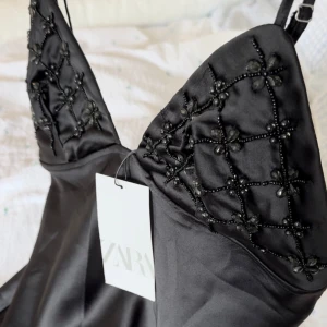 Viral Långklänning Zara - Den otroligt vackra viral-klänningen från Zara!🩶 Justerbara band. Ny med prislapp men har fått  några noppror (skriv för fler bilder om det önskas)