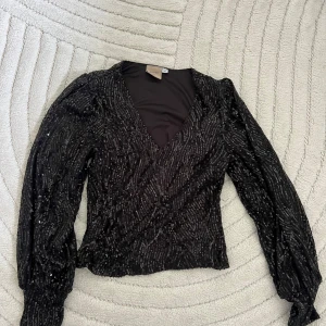 Glittrig topp/blus - Glittrig topp/blus från vila 