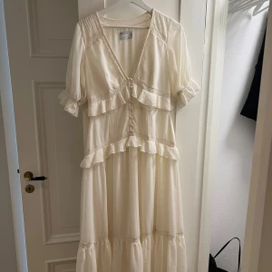 Klänning - Vacker vit långklänning med volanger aldrig använd endast provad, slutsåld på asos🌸 
