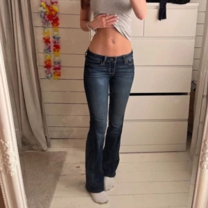 Hollister jeans - !INTRESSEKOLL! Storlek 24 i midjan. De är omsydda på benen från skinny till bootcut. (Om jag får tillräckligt högt bud säljer jag 💙)