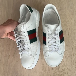 Gucci ace - Säljer dessa gucci ace skor i storlek uk 7,5 men motsvar ca storlek 41 fits 42. Nypris 7000 och de är mycket bra skick