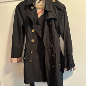 Kappa från Burberry Brit - Säljer en kappa från Burberry Brit i storlek S/38. Mycket bra skick och har inga tecken på användning vad jag kan se och där med inga defekter. Passar till våren, hösten men även på sommaren under lite kyligare dagar!  Pris kan diskuteras vid snabb affär🌸