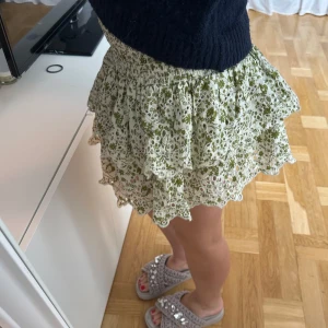 Söt blommig kjol från Zara 🌸 - Älskar denna kjol, men kommer inte till användning längre 🌸💕💗