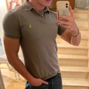 Grå Ralph lauren pike - Säljer en klassisk grå pikétröja från Polo Ralph Lauren i slim fit-modell. Den är knappt använt , är i storlek S