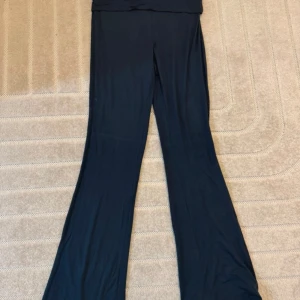 Marinblå folded yogapants Lager 157 - Säljer dessa marinblåa folded yogapants från Lager 157. Perfekta för en chill och avslappnad stil. De är använda 2 gånger, därav priset! Priset går att diskuteras💕