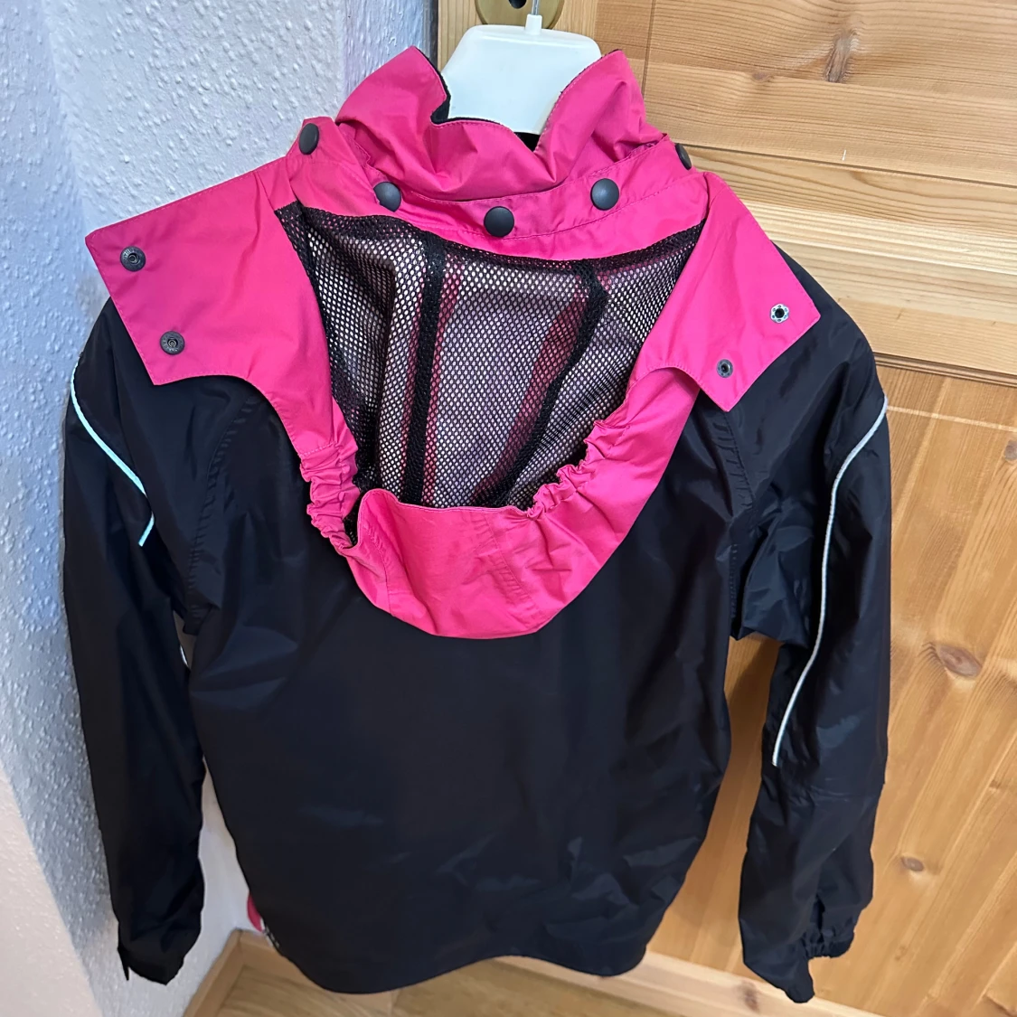 Rosa och svart vindjacka från Craft - 1
