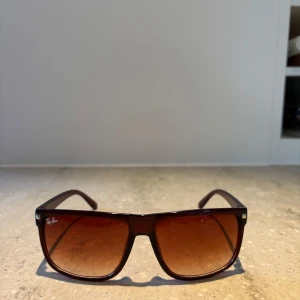 Ray-Ban boyfriend solglasögon  - Sjukt snygga och stilrena Ray-Ban boyfriend solglasögon. Extremt bra pris så först till kvarn. De är helt nya och skickas samma dag som köpet🤝De är Rayban kopior och därav ej äkta men de är helt identiska🙌Kom pm vid minsta lilla intresse eller fundering🙌✌️🙏