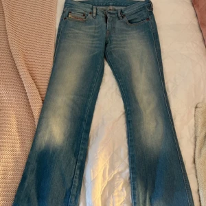 Ljusblå bootcut jeans diesel - Lågmidjade, i nyskick och jag är 163 så passar en person runt den längden (lite kortare)