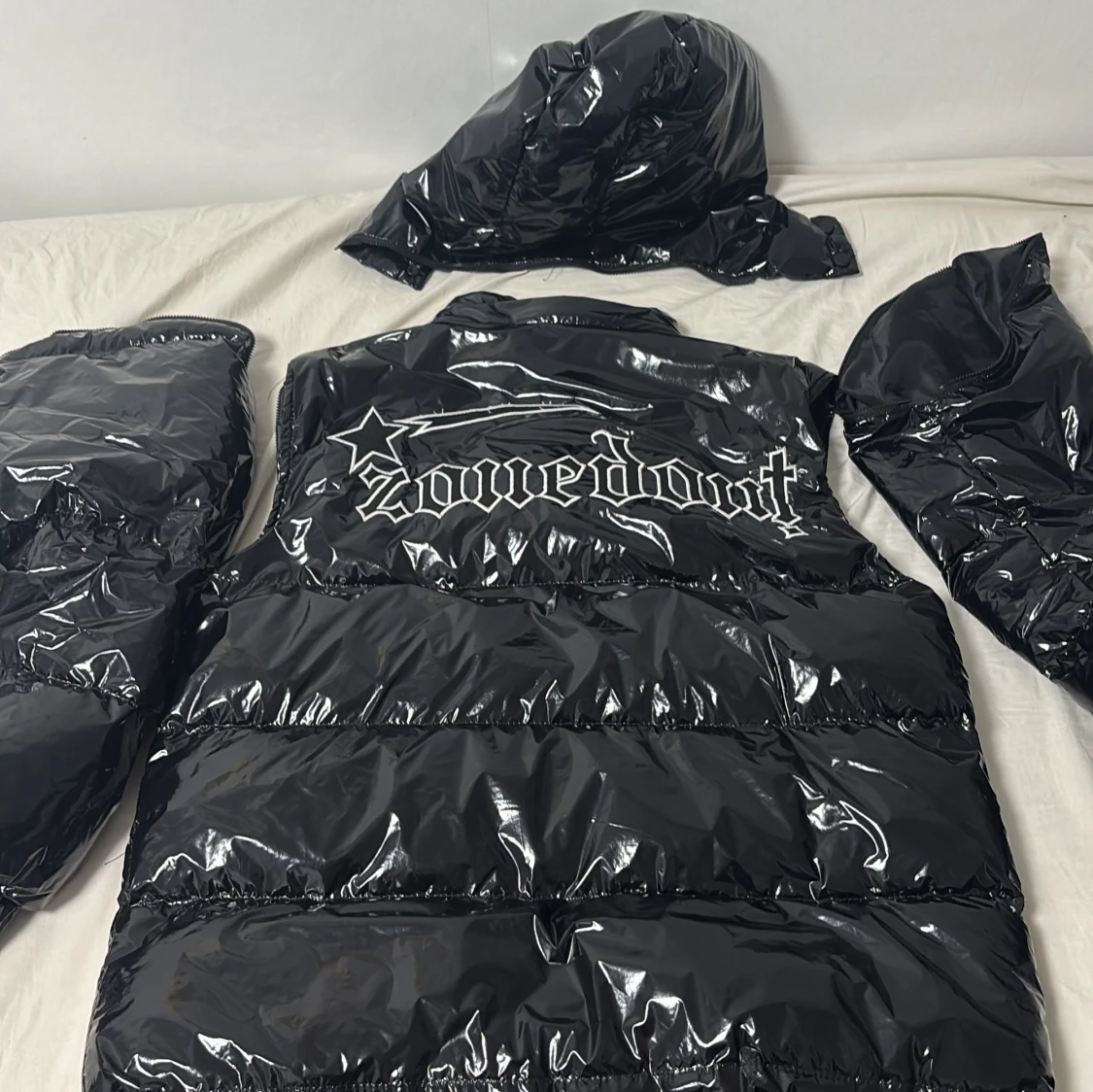 Svart glansig pufferjacka. Fick den som present men jag hade många jackor så försöker sälja den - 4