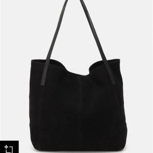 Svart väska ( Anna Field) - Svart väska perfekt till skolan eller shopping, väskan är i använt skick, väskan är från Anna field (Zalando) 