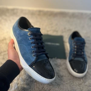 Lanvin - Tja! Säljer dessa Lanvins i mycket bra skick|l Skick 8,5/10 Inga D-effekter och glansen är riktigt bra|| Storlek 42 men passar lite större (UK8)|| Nypris: ~5000 Mitt pris:2499 men priset kan diskuteras|| Om ni har frågor eller funderingar är det bara att fråga|| Mvh Oscar