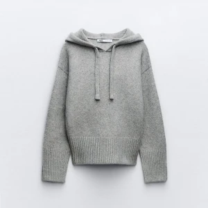 Grå stickad hoodie från Zara - Mysig grå stickad hoodie från Zara med huva och snörning. Snygg och enkel att matcha med jeans eller kjol. Mycket bra skick💘