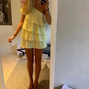 EFTERTRAKTAD ZARA VOLANG KLÄNNING❤️🥰🫶❣️ - Intressekoll på min absoluta sötaste klänning!!❤️🥰 den är i storlek S men skulle säga att den passar Xs-S🥰🥰❤️ vill se vad jag kan få för den då jag behöver pengarrr🤗❤️ BUDA PÅ! Inga somhelst defekter, super fint skick och bra kvalitet🌸 