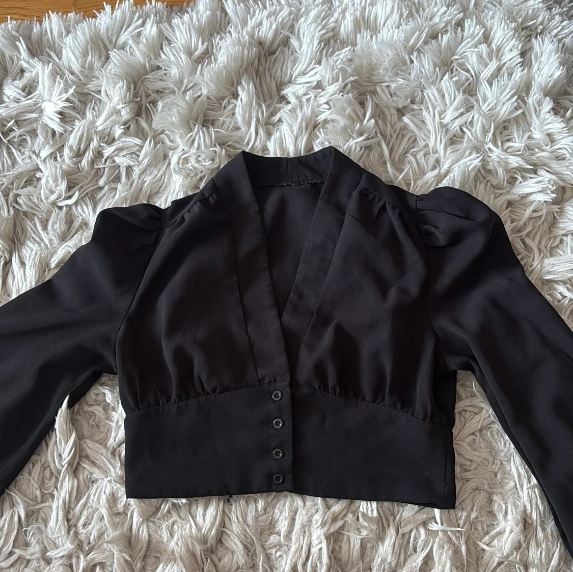 Svart croppad blus med knappar - 2