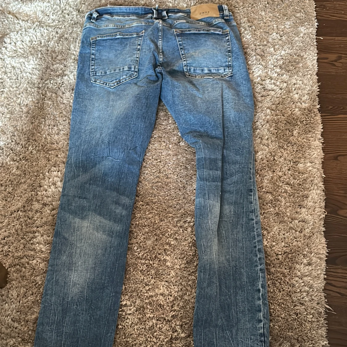 Blå raka jeans med slitningar - 1