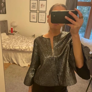 Blus - Superfin blus som passar perfekt till fest!! Endast använd en gång så i jättefint skick💓 läs bion innan ni köper! Nypris 599 kr🙃