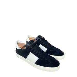 Valentino Garavani svarta sneakers - Söker svarta flycrew sneakers från Valentino Garavani Storlek 42-43 Kontakta mig om du har och vill sälja! Spelar ingen roll vilken färg!