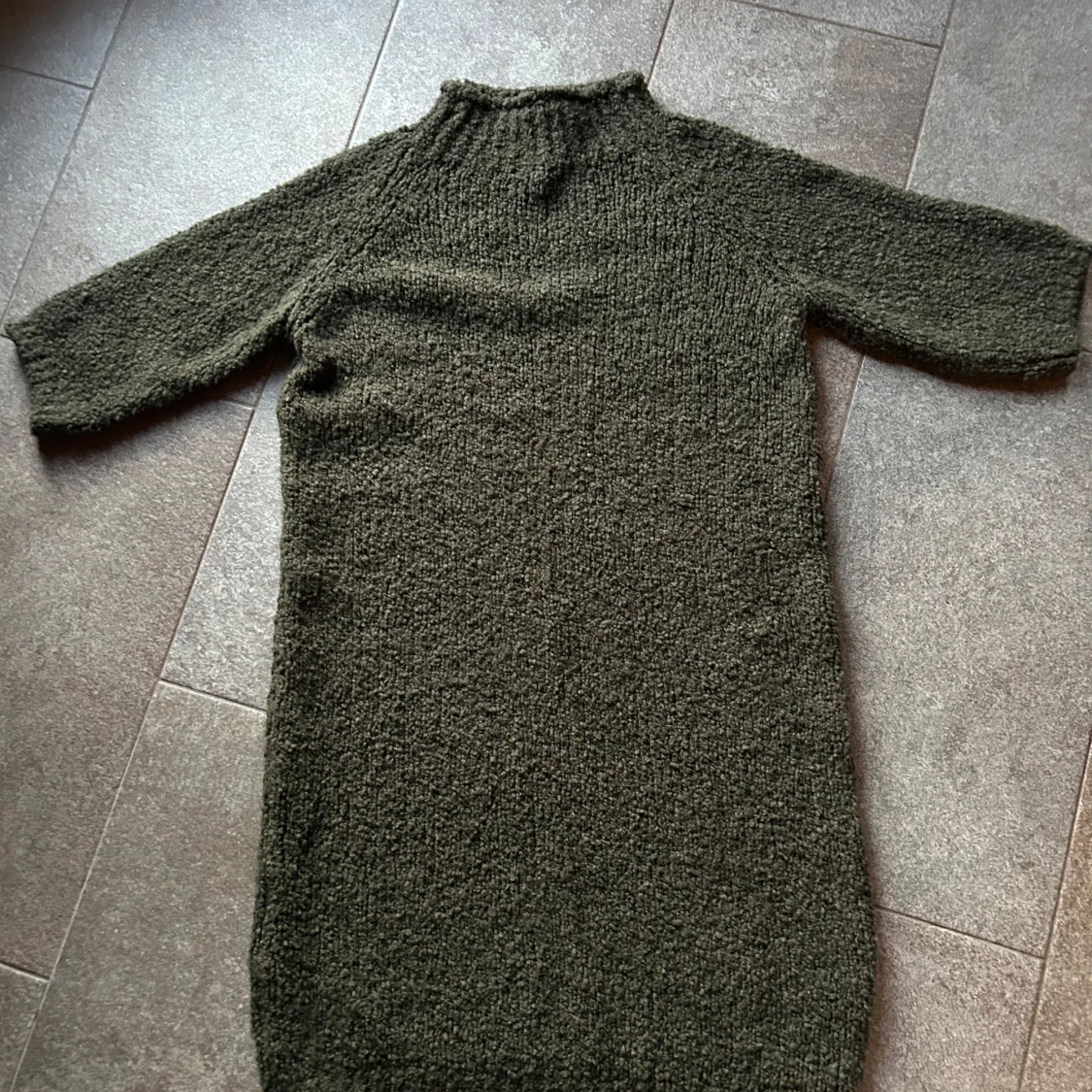 Olivgrön stickad klänning Marta