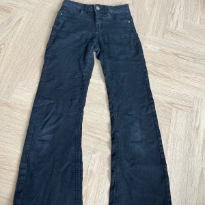 Svarta bootcut jeans från Kappahl - Snygga svarta jeans från Kappahl i storlek 152. Modellen har klassisk femficksdesign och bootcut-ben som ger en schysst siluett. Jeansen är tillverkade i ett mjukt bomullsmaterial med lite stretch för extra komfort.