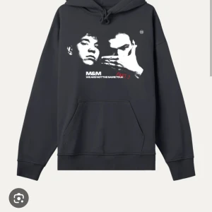 SÖKER M&M SUMMER Tour Part 2 HOODIE - SÖKER  Svart hoodie med stor vit och röd tour-print framtill och turnédatum från sommaren 2025 på ryggen