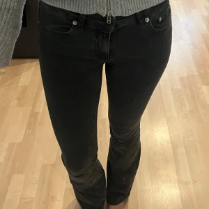 Svarta bootcut jeans - Snygga svarta jeans med bootcut-modell. Jeansen har normal passform och är tillverkade i ett stretchigt material som sitter skönt. 